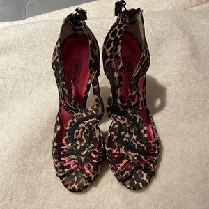 Betsy Johnson Leopard heels Sz 7